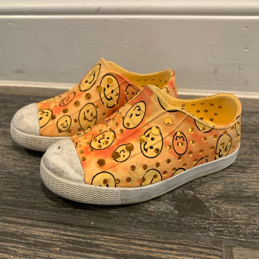 Native Jefferson Smiley Face Print Shoes